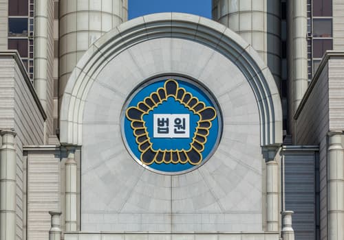 코인 투자 미끼로 투자금 편취한 60대…法 “투자업체가 접근 차단” 무죄